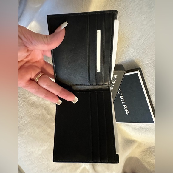 ๐ Michael Kors slim bifold wallet - Picture 6 of 8